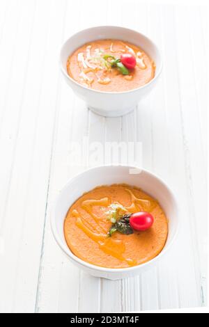 'Pappa al pomodoro' ist ein typisch italienisches Gericht mit Brot und Tomaten, ist eine dicke Suppe, die vor allem in der toskana hergestellt wird, hier auf einer Schale über einem Whote BA Stockfoto