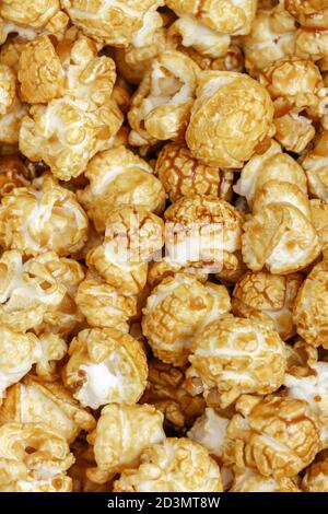 Popcornmuster. Ein Haufen Popcorn. Süßigkeiten. Popcornmuster. Karamell Popcorn strukturierten Hintergrund. Essen, Kino, Film. Draufsicht. Stockfoto