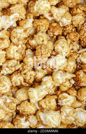 Popcornmuster. Ein Haufen Popcorn. Süßigkeiten. Popcornmuster. Karamell Popcorn strukturierten Hintergrund. Essen, Kino, Film. Draufsicht. Stockfoto