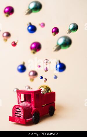 Weihnachtskomposition. Champagnerkugeln Füllen eines Spielzeug-LKW, konzeptuelle Bild für Weihnachten, Feiertagsthema, weihnachten kommt. Stockfoto