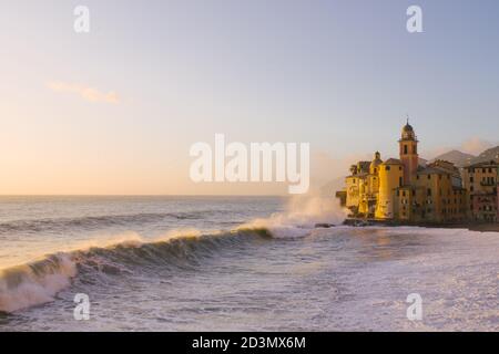 Kirche der Jungfrau Maria in Camogli in der Morgenröte, Italien zu weihnachten, mit Beleuchtung Stockfoto