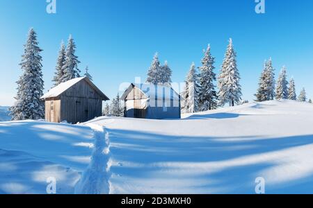 Fantastische Winterlandschaft mit Holz- Haus in Snowy Mountains. Weihnachten Konzept Stockfoto