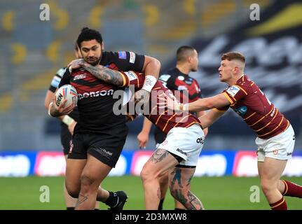 Pauli Pauli Pauli von Salford Red Devils wurde von Chris McQueen von Huddersfield Giants während des Betfred Super League-Spiels im Emerald Headingley Stadium in Leeds angegangen. Stockfoto