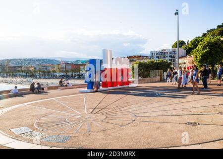 NICE, FRANCE-MAY,29,2019: Tourist poses for a photo near the I love Nice Tourist sign Installation above Promenade des Anglais in City of Nice Stockfoto