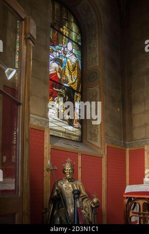 Taufe von Vajk, später St. Stephen, Glasfenster in der Kapelle der Abtei. Statue des Heiligen Stephan, des ersten ungarischen Königs. Stockfoto