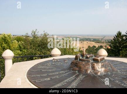 Sehbehinderte oder blinde Gäste können die Benediktinerabtei mit den Fingern "enttarnen". Die bronzene Maquette zeigt die Details des Gebäudes. Stockfoto