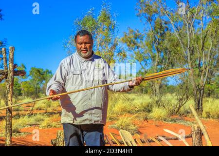 Kings Creek Station, Northern Territory, Australien - 21. Aug 2019: australischer aborigine-Mann mit einem traditionellen Aborigine-Speer, der von Luritja verwendet wird Stockfoto