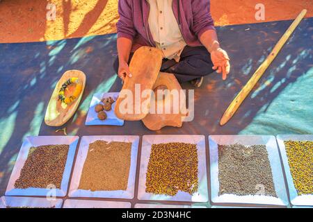Kings Creek Station, Northern Territory, Australien - 21. Aug 2019: Nahaufnahme der Buschsamen der australischen Aborigines während des Karrke Aboriginal Cultural Stockfoto