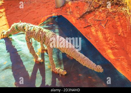 Kings Creek Station, Northern Territory, Australien - 21. Aug 2019: Spielzeugtier australischer Aborigines aus Seilen. Karrke Aboriginal Cultural Stockfoto