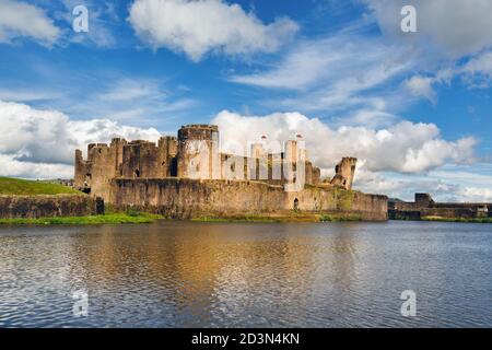 Caerphilly, Caerphilly, Wales, Vereinigtes Königreich. Caerphilly Castle mit seinem wassergraben. Stockfoto