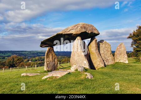 The Pentre Ifan neolithische Grabkammer, Pembrokeshire, Wales, Vereinigtes Königreich. Es wird als "Portal dolmen" bezeichnet. Stockfoto