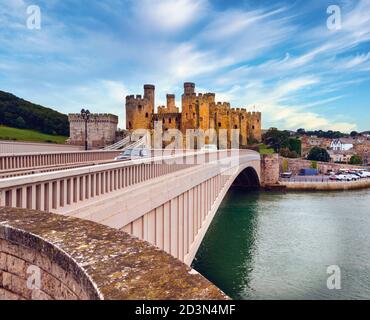 Conwy oder Conway, Conwy County, Wales, Vereinigtes Königreich. Blick auf die Stadt und das Schloss Conwy vom östlichen Ende der Neuen Brücke. Die befestigte Komppel Stockfoto