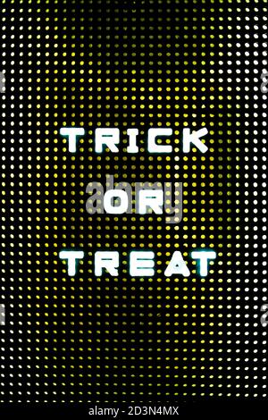 Trick or Treat halloween Schriftzug Hintergrund auf einem Leuchtkasten geschrieben, Stockfoto