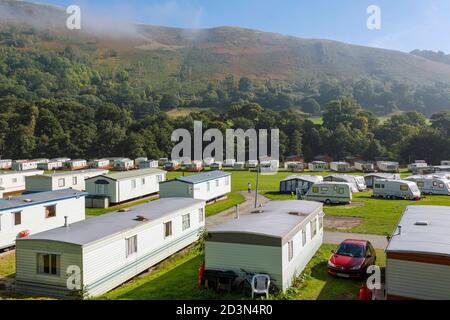 In der Nähe von Llangollen, Denbighshire, Wales, Großbritannien. Abbey Farm Caravan Park neben der Zisterzienserabtei Valle Crucis oder der Abtei Valley of the Cross. Stockfoto