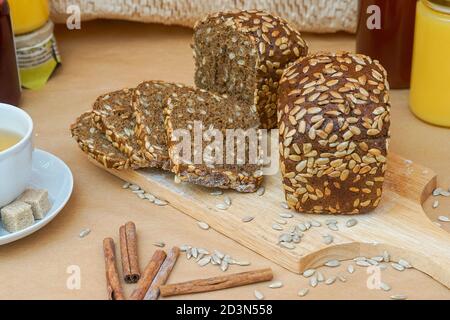 Grain Baked brean auf Holzbrett Stockfoto