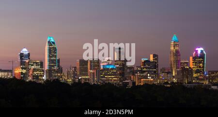 Die farbenfrohe Skyline von Charlotte, North Carolina, bei Sonnenuntergang - eine der am schnellsten wachsenden Städte Amerikas. Stockfoto