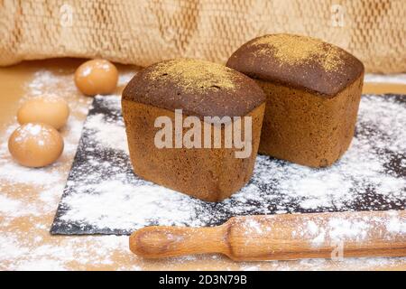 Grain Baked brean auf Holzbrett Stockfoto