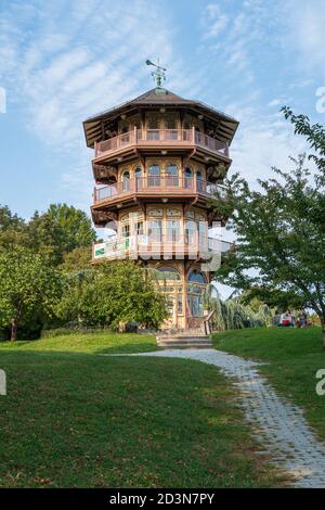 Baltimore, MD, USA - 4. Oktober 2020. Eine vertikale Weitwinkelaufnahme des Observatoriums im Pagodenstil im Patterson Park, Baltimore MD. Stockfoto
