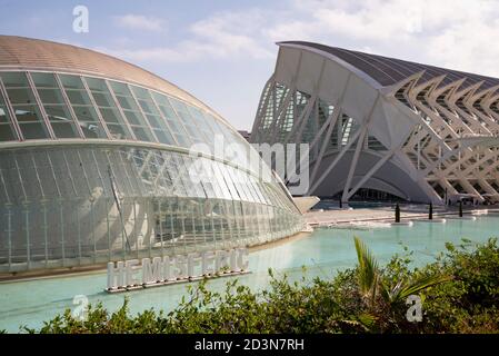 Valencia, Valencia, Spanien. Okt. 2020. Blick auf die Hemisferic am Tag der Tribute an die Opfer von Covid-19 im Umbracle in der Stadt der Künste und Wissenschaften von Valencia am 8. Oktober 2020. Quelle: Xisco Navarro/ZUMA Wire/Alamy Live News Stockfoto