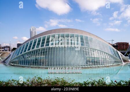 Valencia, Valencia, Spanien. Okt. 2020. Blick auf die Hemisferic am Tag der Tribute an die Opfer von Covid-19 im Umbracle in der Stadt der Künste und Wissenschaften von Valencia am 8. Oktober 2020. Quelle: Xisco Navarro/ZUMA Wire/Alamy Live News Stockfoto