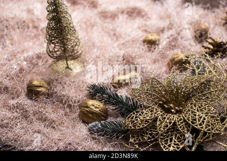 Frohe Weihnachten und frohe Weihnachten Grußkarten, Silvester Attribute auf einem Holzstoff Hintergrund von oben. Stockfoto