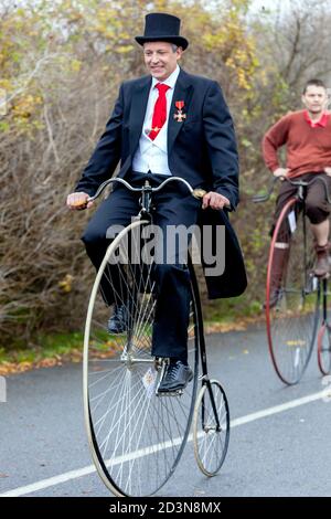 Zwei Radler auf Penny Farthing Radweg tragen Schwanz Mantel Und Hut Stockfoto
