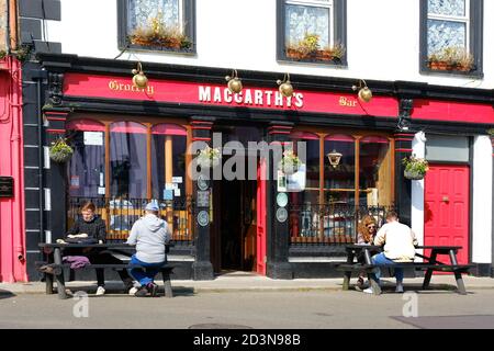 Touristen und Einheimische trinken vor einer Iris Bar, Castletownbere, County Cork, Irland - John Gollop Stockfoto