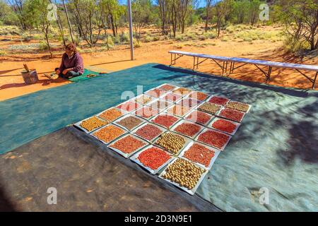 Kings Creek Station, Northern Territory, Australien - 21. Aug 2019: Viele bunte Buschsamen bei der Karrke Aboriginal Cultural Experience Tour gesammelt Stockfoto