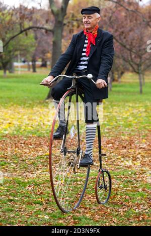 Mann auf Penny Farthing Fahrrad vintage Stockfoto