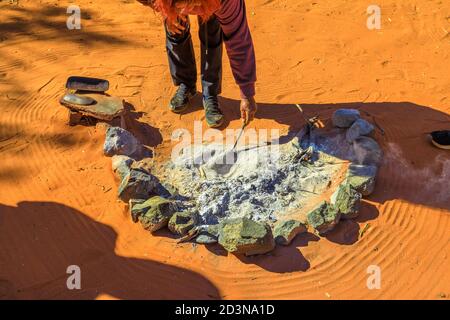 Kings Creek, Australien - 21. Aug 2019: Stein- und Buschpflanzen, die während der Rauchzeremonie unter den australischen Ureinwohnern verwendet werden. Pflanzen werden verbrannt Stockfoto