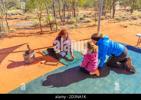 Der Kings Creek Station, Northern Territory, Australien - 21 Aug, 2019: Familien mit Kinder beobachten, verschiedene bunte Bush Samen erfaßt am Karrke Stockfoto