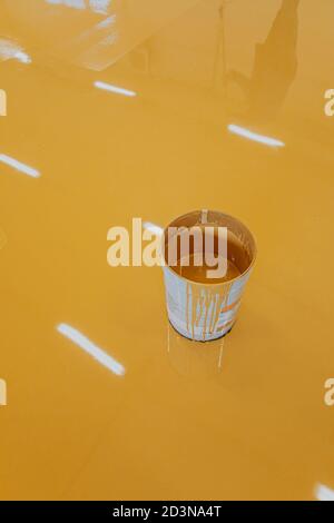 Industriehalle mit farbigen Boden, Eimer.Epoxidharz auf den Boden aufgetragen. Stockfoto