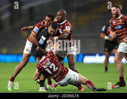 Krisnan Inu von Salford Red Devils (Mitte) wurde von Huddersfield Giants Leroy Cudjoe, Michael Lawrence und Joe Wardle während des Matches der Betfred Super League im Emerald Headingley Stadium in Leeds angegangen. Stockfoto