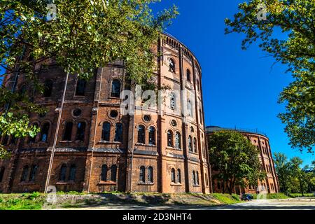 Außenansicht von Wolskie Rotundy - altes Gasholder-Gebäude in Wola, Warschau, Polen Stockfoto