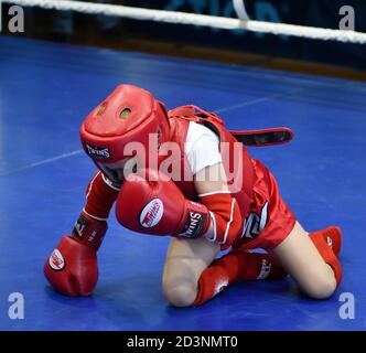 Orenburg, Russland - 20. Oktober 2019: Mädchen kämpfen im Thai-Boxen um den Orenburg Cup im Thai-Boxen Stockfoto