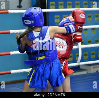 Orenburg, Russland - 20. Oktober 2019: Mädchen kämpfen im Thai-Boxen um den Orenburg Cup im Thai-Boxen Stockfoto