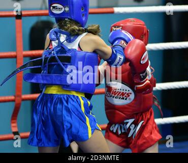 Orenburg, Russland - 20. Oktober 2019: Mädchen kämpfen im Thai-Boxen um den Orenburg Cup im Thai-Boxen Stockfoto