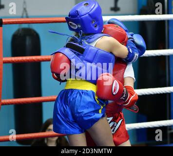 Orenburg, Russland - 20. Oktober 2019: Mädchen kämpfen im Thai-Boxen um den Orenburg Cup im Thai-Boxen Stockfoto