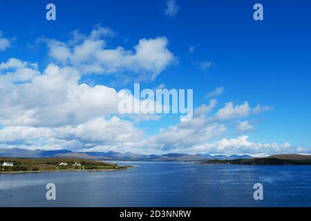 Kenmare River Aufnahme aus der Grafschaft Cork mit Blick auf die Berge der Grafschaft Kerry, Irland - John Gollop Stockfoto