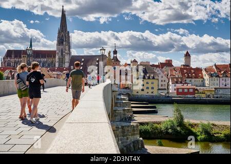 Steinbrücke (Steinerne Brucke) mit Stadtbild und Petersdom von Regensburg, UNESCO Weltkulturerbe, Bayern, Deutschland Stockfoto