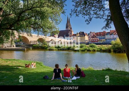 Steinbrücke (Steinerne Brucke) mit Stadtbild und Petersdom von Regensburg, UNESCO Weltkulturerbe, Bayern, Deutschland Stockfoto