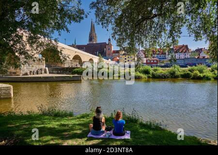 Steinbrücke (Steinerne Brucke) mit Stadtbild und Petersdom von Regensburg, UNESCO Weltkulturerbe, Bayern, Deutschland Stockfoto