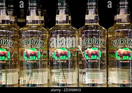 Polnischer Zobrowka Wodka - Bisons Gras Wodka auf der Schalf In einem Supermarkt Stockfoto