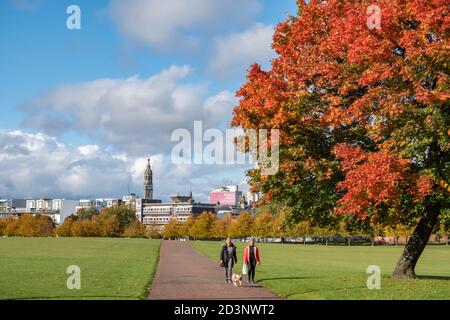 Glasgow, Schottland, Großbritannien. Oktober 2020. Wetter in Großbritannien. Herbstfarben in Glasgow Green. Kredit: Skully/Alamy Live Nachrichten Stockfoto