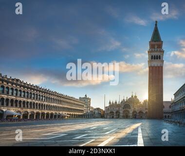 Venedig, Markusplatz oder Markusplatz und Basilica Kathedrale bei Sonnenaufgang. Venetien, Italien, Europa. Stockfoto