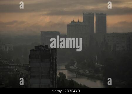 Nicht exklusiv: KIEW, UKRAINE - 07. OKTOBER 2020 - Stadtbild ist bei Sonnenuntergang während des Regens gesehen, Kiew, Hauptstadt der Ukraine. Stockfoto