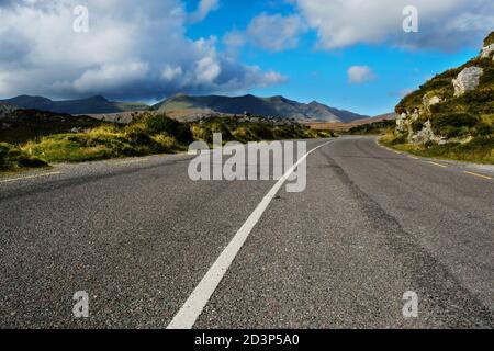 Blick auf eine leere Bergstraße in der Nähe von Molls Gap, County Kerry, Irland - John Gollop Stockfoto