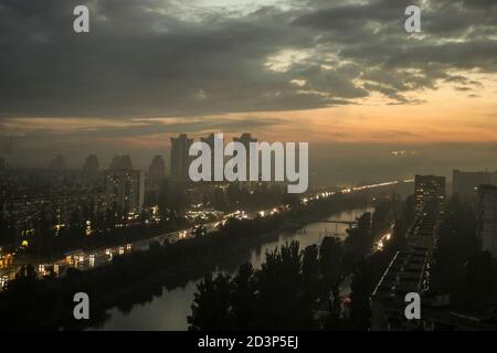 Nicht exklusiv: KIEW, UKRAINE - 07. OKTOBER 2020 - Stadtbild ist bei Sonnenuntergang während des Regens gesehen, Kiew, Hauptstadt der Ukraine. Stockfoto