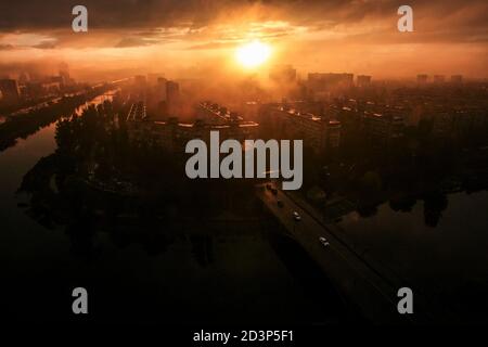 Nicht exklusiv: KIEW, UKRAINE - 07. OKTOBER 2020 - Stadtbild ist bei Sonnenuntergang während des Regens gesehen, Kiew, Hauptstadt der Ukraine. Stockfoto