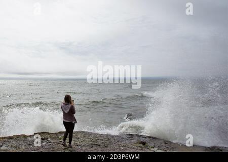 Ein Teenager Mädchen, das ein Bild von einem See. Stockfoto